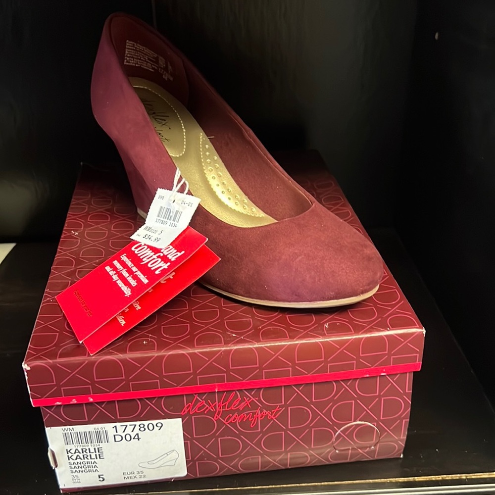 NWT Dexflex Comfort women’s size 5 Sangria Karlie Wedges